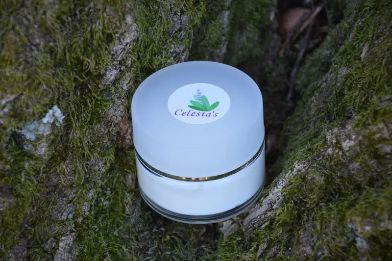 Potje CBD crème op een boomstam in het bos