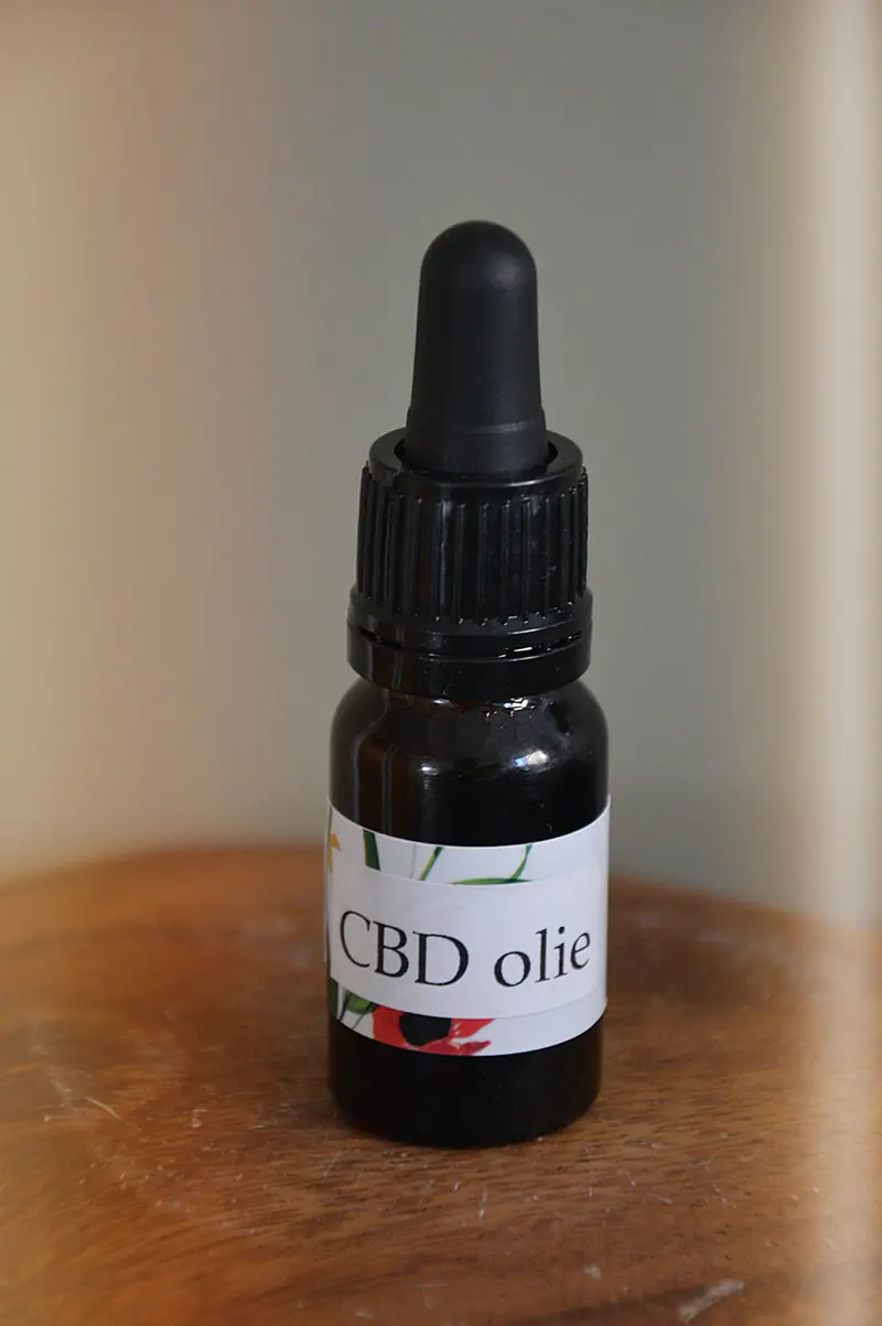 Flesje handgemaakte CBD olie met pipet