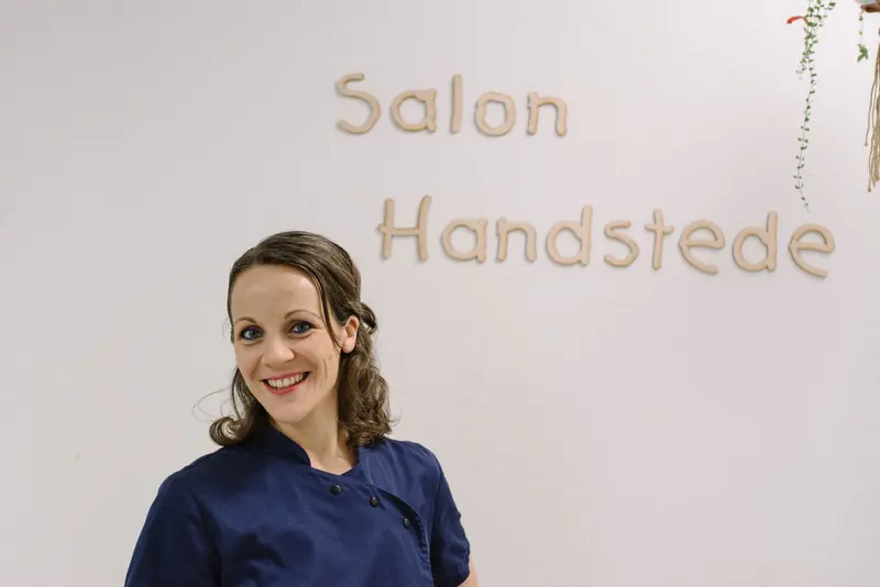 Celesta Handstede voor de wand met de houten letters van Salon Handstede