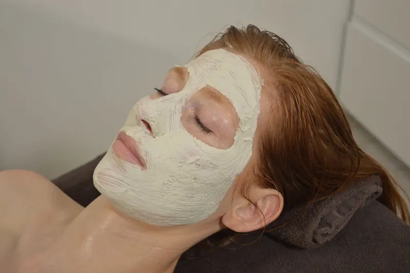 Gezichtsbehandeling met een natuurlijk masker in Salon Handstede