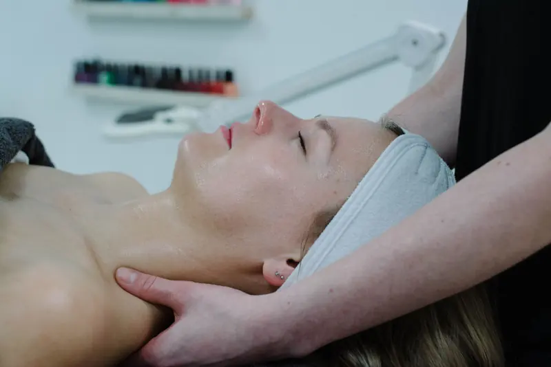 Gezichtsbehandeling bij Salon Handstede, de huid wordt verzorgd met natuurlijke producten