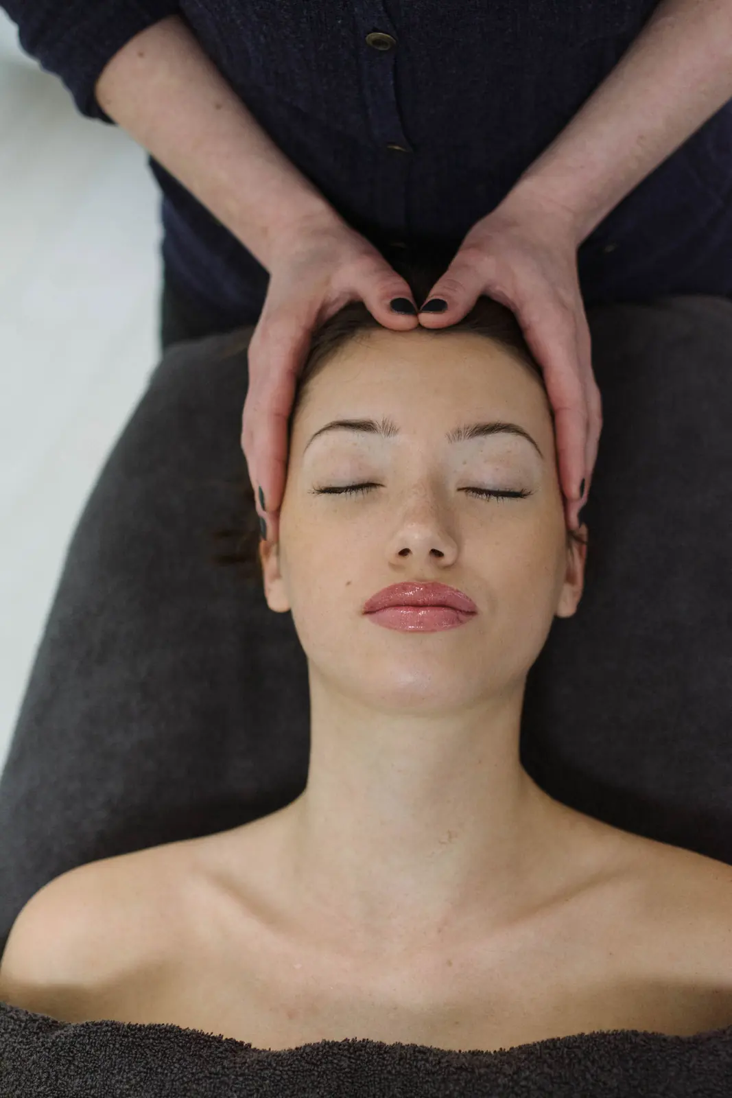 Ontspannen vrouw krijgt een hoofdmassage in Salon Handstede in Heumen