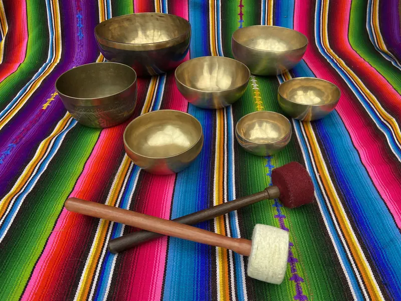 Set messing klankschalen met kloppers op een kleurrijke doek