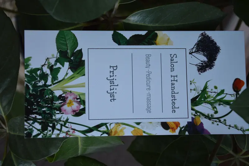 De prijslijst van Salon Handstede met een botanisch ontwerp