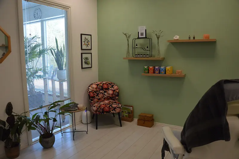 Het interieur van Salon Handstede met daglicht, planten en een rozenkwarts zoutlamp